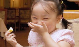 小孩吃奶视频,母爱如歌，温情满满